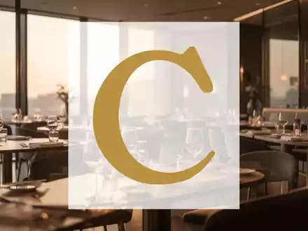 Modernes, gehobenes Restaurantinterieur in warmem Licht mit unscharfen Tischen. - Foto: über boerse-global.de