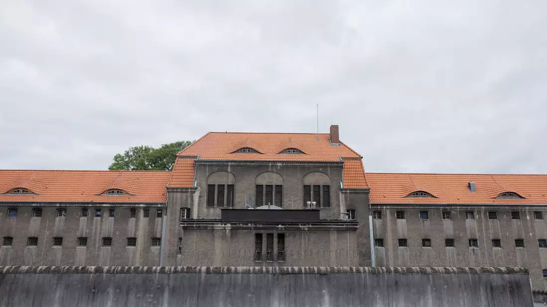 In der JVA Willich 1 wird gegen Vollzugsbeamte ermittelt. (Archivbild)  - Bild: Rolf Vennenbernd/dpa