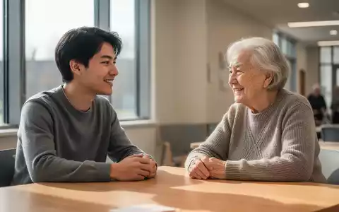 Ein junger Erwachsener und eine ältere Person sitzen gemeinsam an einem Tisch und führen ein freundliches Gespräch. - Foto: über boerse-global.de