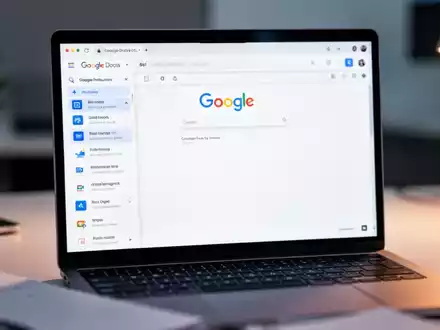 Ein Laptop-Bildschirm zeigt die Benutzeroberfläche von Google Docs mit einer Seitenleiste für KI-gestützte Bildgenerierung. - Foto: über boerse-global.de