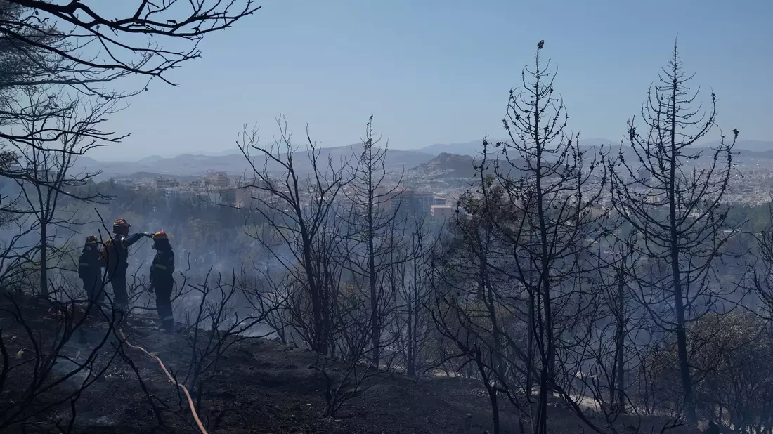 Nach einer durchkämpften Nacht gibt es auf Paros keine aktive Feuerfront mehr. (Archivbild) - Bild: Thanassis Stavrakis/AP/dpa