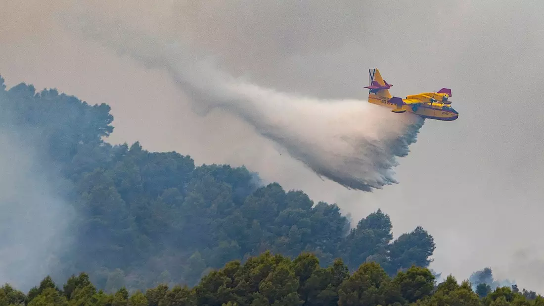 Das Feuer in Castellón hat bereits 10.000 Hektar verwüstet. - Bild: Ángel Sánchez/EUROPA PRESS/dpa