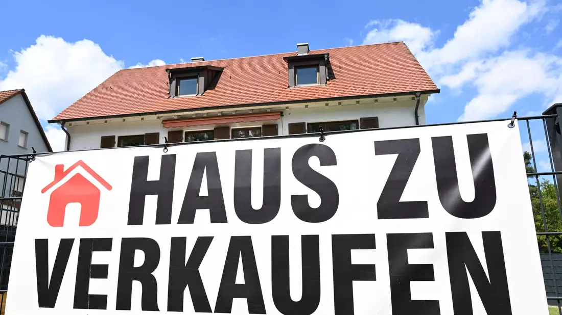 Bei den Hauspreisen gibt es in Deutschland riesige Unterschiede: In den großen Metropolen für die Mehrheit unbezahlbar, in strukturschwachen Regionen im Norden und Osten günstig. (Symbolbild) - Bild: Bernd Weißbrod/dpa