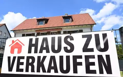 Bei den Hauspreisen gibt es in Deutschland riesige Unterschiede: In den großen Metropolen für die Mehrheit unbezahlbar, in strukturschwachen Regionen im Norden und Osten günstig. (Symbolbild) - Foto: Bernd Weißbrod/dpa