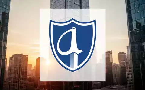Abstraktes, professionelles Bild eines modernen Bürogebäudes im goldenen Sonnenlicht als Symbol für Immobilieninvestitionen - Foto: über boerse-global.de