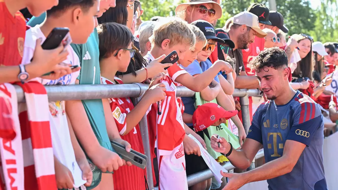 Die Autogramme von DFB-Stars wie Aleksandar Pavlovic sind gefragt. - Bild: Angelika Warmuth/dpa