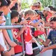Die Autogramme von DFB-Stars wie Aleksandar Pavlovic sind gefragt. - Bild: Angelika Warmuth/dpa