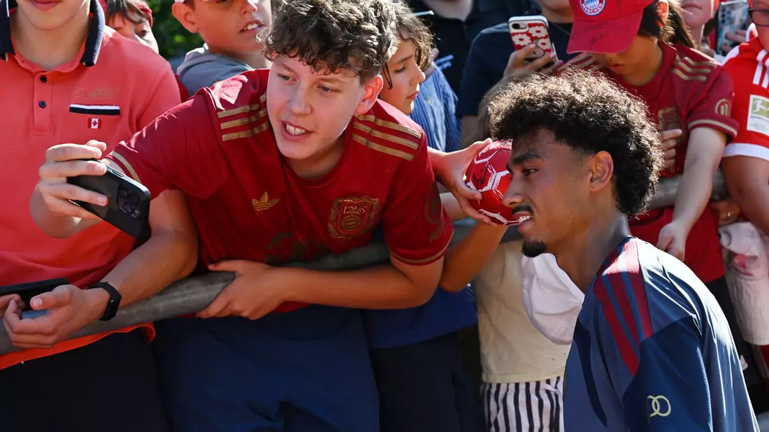 Neuzugang Nathaniel Brown lässt sich von den Fans fotografieren. - Bild: Angelika Warmuth/dpa