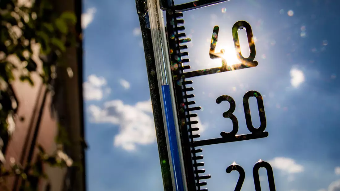 Bis auf 39 Grad können die Werte am Donnerstag laut DWD steigen. (Symbolbild) - Bild: Frank Rumpenhorst/dpa