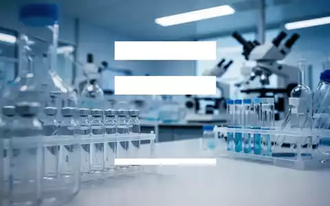 Abstrakte Darstellung einer modernen pharmazeutischen Laborumgebung in kühler, professioneller Lichtstimmung. - Foto: über boerse-global.de