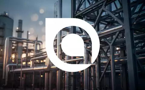 Moderne industrielle Anlage mit silbernen Rohrleitungen und geometrischen Stahlstrukturen in atmosphärischem Licht. - Foto: über boerse-global.de