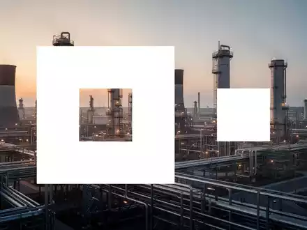 Industrielle Chemieanlage bei Dämmerung mit komplexem Rohrleitungssystem und atmosphärischer Beleuchtung. - Foto: über boerse-global.de
