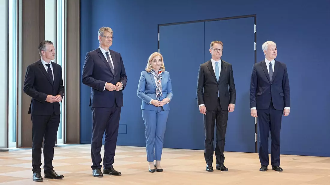 Bundeskanzler Merz und seine neuen und ausgewechselten Minister kommen zu Bundespräsident Steinmeier - Bild: Michael Kappeler/dpa