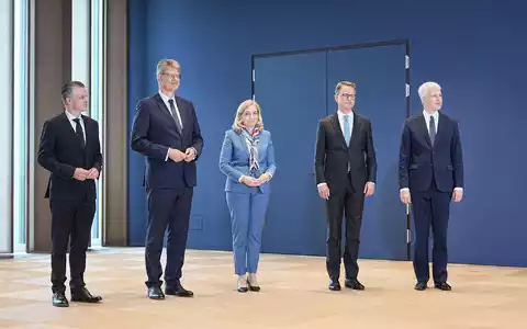 Bundeskanzler Merz und seine neuen und ausgewechselten Minister kommen zu Bundespräsident Steinmeier - Foto: Michael Kappeler/dpa