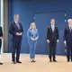 Bundeskanzler Merz und seine neuen und ausgewechselten Minister kommen zu Bundespräsident Steinmeier - Bild: Michael Kappeler/dpa