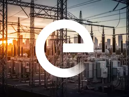 Moderne elektrische Umspannstation bei Dämmerung mit Fokus auf industrielle Energieinfrastruktur. - Foto: über boerse-global.de
