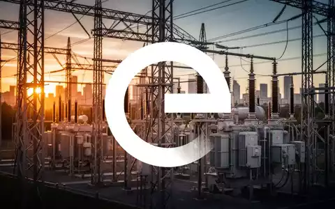 Moderne elektrische Umspannstation bei Dämmerung mit Fokus auf industrielle Energieinfrastruktur. - Foto: über boerse-global.de