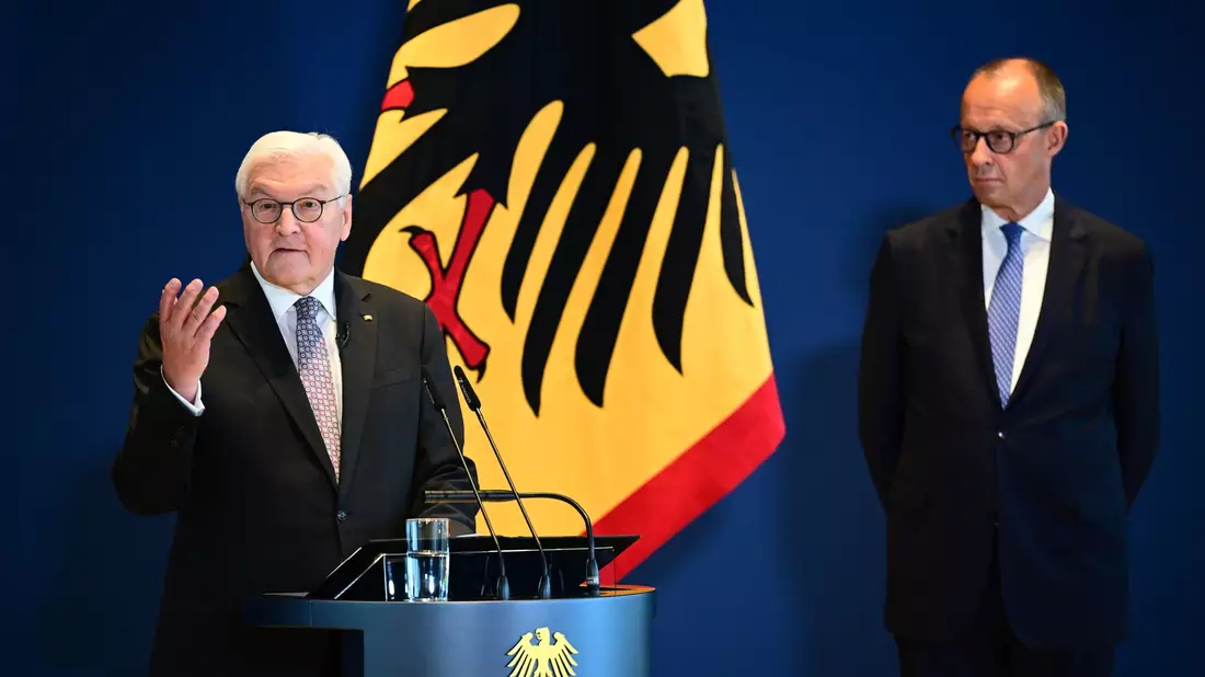 Nach der Personalrochade von Kanzler Merz (rechts) überreichte Bundespräsident Steinmeier den neuen Ministern ihre Urkunden.  - Bild: Sebastian Gollnow/dpa