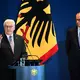 Nach der Personalrochade von Kanzler Merz (rechts) überreichte Bundespräsident Steinmeier den neuen Ministern ihre Urkunden.  - Bild: Sebastian Gollnow/dpa