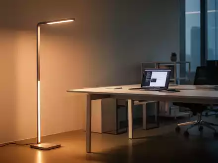 Moderne, ergonomische Stehleuchte in einem professionellen Büroarbeitsplatz mit Laptop und sauberem Schreibtisch-Design. - Foto: über boerse-global.de
