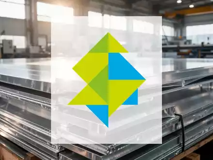 Hochwertige Aluminiumplatten in einer modernen Fertigungsanlage bei hellem Licht. - Foto: über boerse-global.de