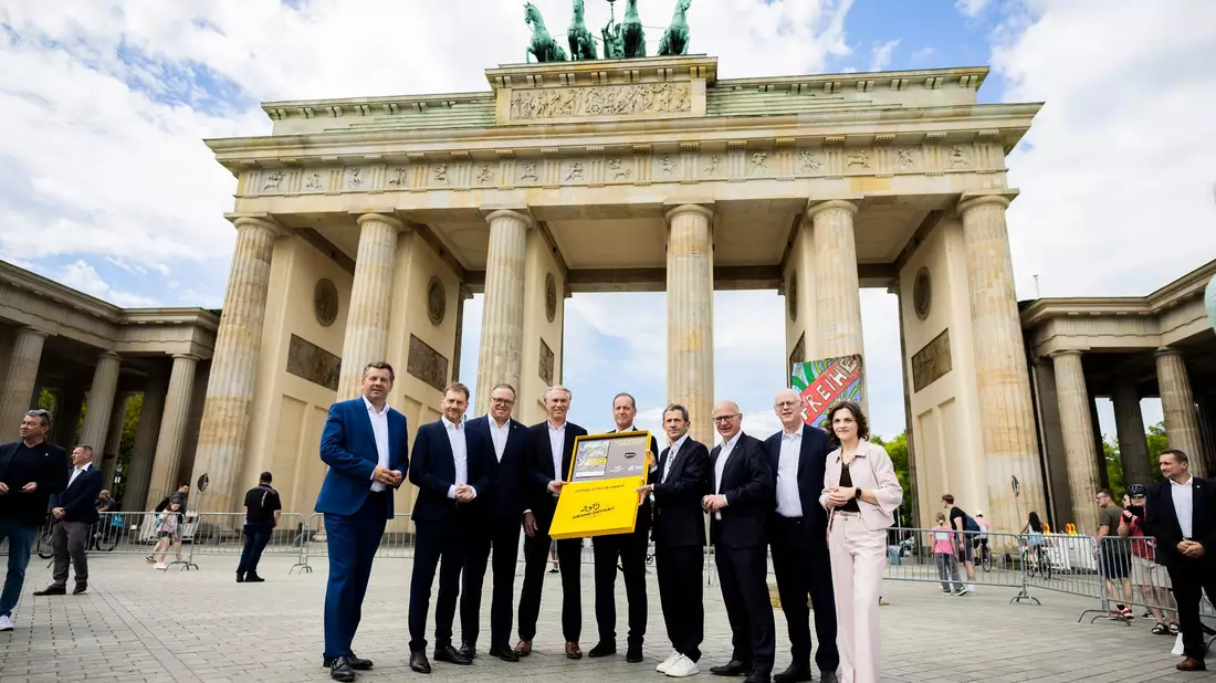 Die Bewerbung um den Grand Départ 2029 wurde in Berlin übergeben.  - Bild: Christoph Soeder/dpa