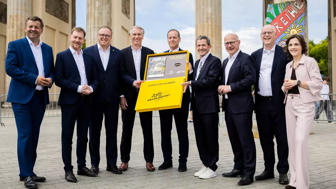 Tour-Chef Prudhomme (M) hob die historische Bedeutung hervor. - Bild: Christoph Soeder/dpa