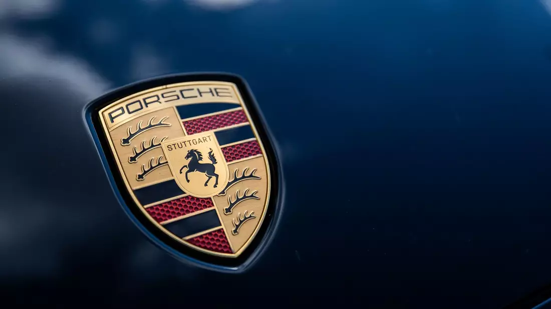 Der Gewinn von Porsche ist im ersten Halbjahr wieder gestiegen. Ein Grund zur Entwarnung ist das aber nicht. (Archvibild) - Bild: Christoph Schmidt/dpa