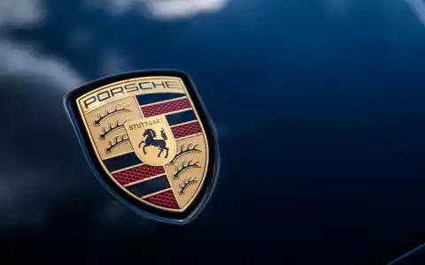 Der Gewinn von Porsche ist im ersten Halbjahr wieder gestiegen. Ein Grund zur Entwarnung ist das aber nicht. (Archvibild) - Foto: Christoph Schmidt/dpa