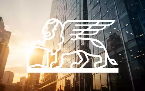 Moderne Glasfassade eines BĂŒrogebĂ€udes im goldenen Licht als Symbol fĂŒr finanzielle StabilitĂ€t und Erfolg. - Foto: ĂŒber boerse-global.de