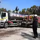 Viele Freiwillige unterstützen den Einsatz der Feuerwehr, unter anderem, in dem sie mit privaten Tankwagen Wasser für die Feuerwehr herbeischaffen. - Bild: Emma Da Silva/AP/dpa
