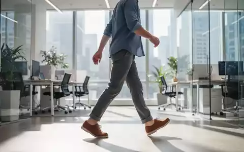 Eine Person geht zügig in einer modernen Umgebung, was Bewegung im Alltag und einen gesunden Lebensstil symbolisiert. - Foto: über boerse-global.de
