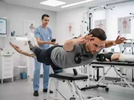 Ein Patient führt bei einer physiotherapeutischen Behandlung in einer modernen Praxis gezielte Bewegungsübungen aus. - Foto: über boerse-global.de