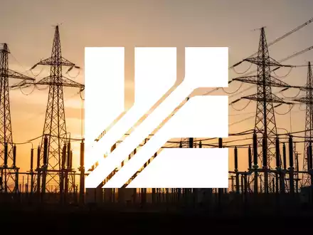 Moderne Hochspannungsinfrastruktur bei Sonnenuntergang als Symbol für den Energiesektor. - Foto: über boerse-global.de
