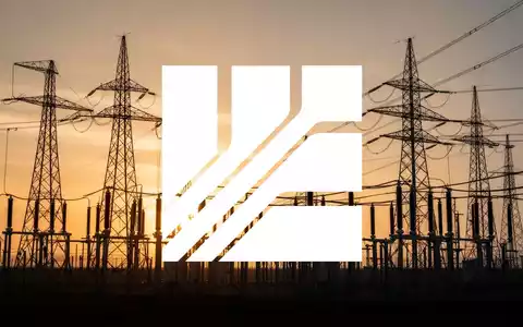 Moderne Hochspannungsinfrastruktur bei Sonnenuntergang als Symbol für den Energiesektor. - Foto: über boerse-global.de