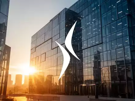 Moderne Glasarchitektur bei Sonnenaufgang als Symbol für internationale Geschäftsexpansion. - Foto: über boerse-global.de