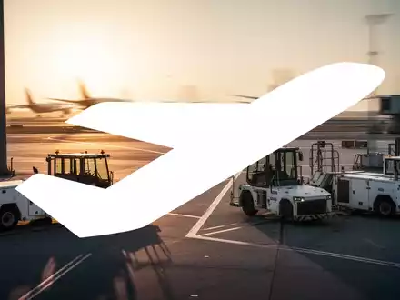 Abstrakte Aufnahme eines modernen Flughafengeländes bei Sonnenuntergang mit Fokus auf Infrastruktur und Luftfahrt-Atmosphäre. - Foto: über boerse-global.de