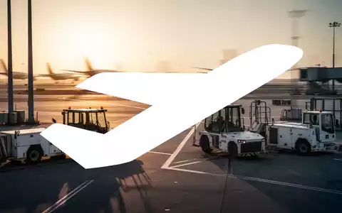 Abstrakte Aufnahme eines modernen Flughafengeländes bei Sonnenuntergang mit Fokus auf Infrastruktur und Luftfahrt-Atmosphäre. - Foto: über boerse-global.de