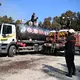 Viele Freiwillige unterstützen den Einsatz der Feuerwehr, unter anderem, in dem sie mit privaten Tankwagen Wasser für die Feuerwehr herbeischaffen. - Bild: Emma Da Silva/AP/dpa