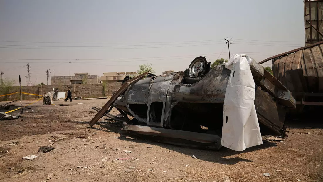 Ein bei den US-saudischen Angriffen im Irak beschädigtes Fahrzeug auf dem Stützpunkt einer proiranischen Miliz. - Bild: Farid Abdulwahed/AP/dpa