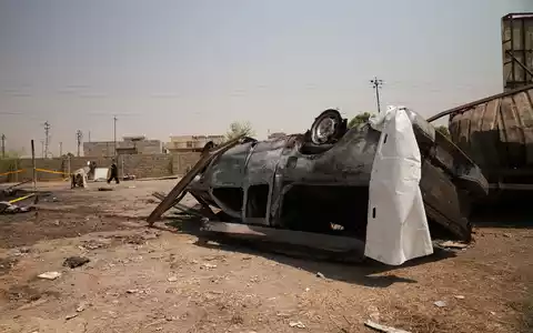 Ein bei den US-saudischen Angriffen im Irak beschädigtes Fahrzeug auf dem Stützpunkt einer proiranischen Miliz. - Foto: Farid Abdulwahed/AP/dpa