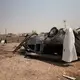 Ein bei den US-saudischen Angriffen im Irak beschädigtes Fahrzeug auf dem Stützpunkt einer proiranischen Miliz. - Bild: Farid Abdulwahed/AP/dpa