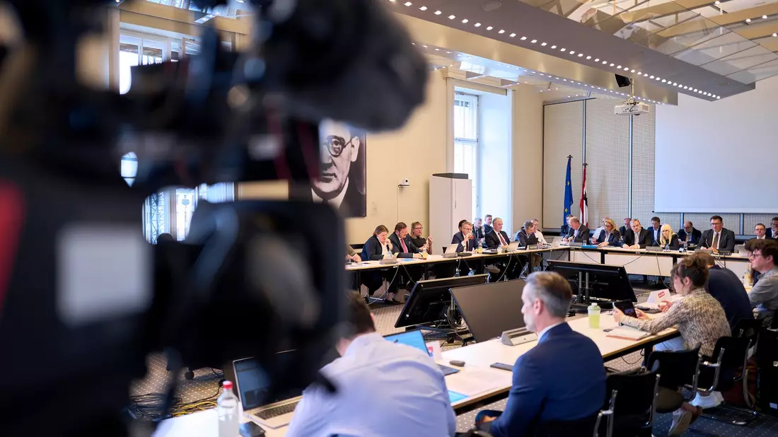 Im Innenausschuss des Berliner Abgeordnetenhauses stand unter anderem Innensenatorin den Abgeordneten Rede und Antwort.   - Bild: Michael Ukas/dpa