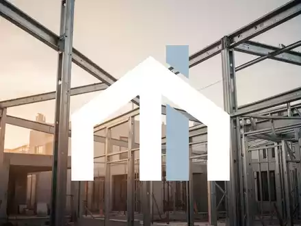 Moderne Baustelle eines Wohngebäudes bei Sonnenuntergang als Symbol für den Immobilienmarkt. - Foto: über boerse-global.de