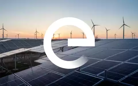 Moderne Solaranlage und Windkraftanlagen bei Sonnenaufgang als Symbol für positive Energieprognosen. - Foto: über boerse-global.de