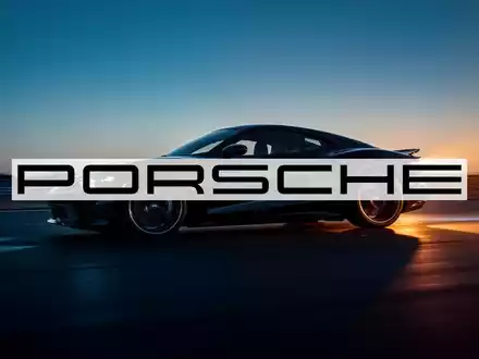 Silhouette eines Sportwagens in Bewegung bei Dämmerung auf einer Rennstrecke. - Foto: über boerse-global.de