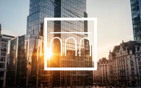Moderne Finanzgebäude spiegeln das goldene Sonnenlicht wider, symbolisch für wirtschaftliches Wachstum. - Foto: über boerse-global.de