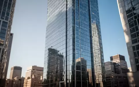Moderne Glasfassade eines Bürogebäudes im Finanzviertel bei Tageslicht - Foto: über boerse-global.de