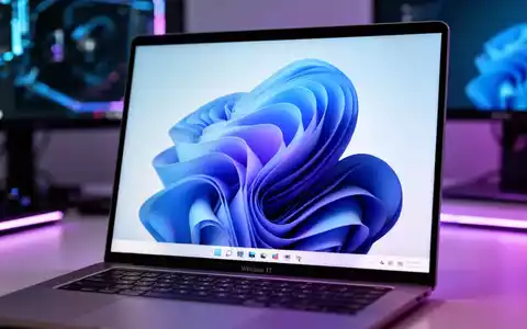 Moderner Laptop-Bildschirm mit Windows-11-Oberfläche in einem professionellen Büro. - Foto: über boerse-global.de