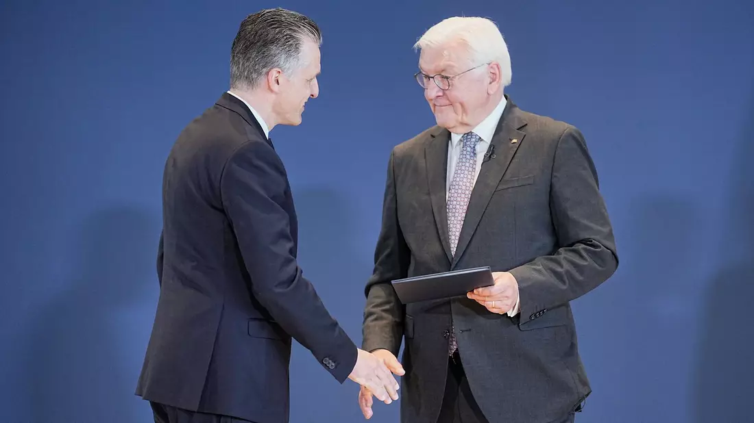 Am Mittag erhielt Frei vom Bundespräsidenten die Entlassungsurkunde.  - Bild: Michael Kappeler/dpa
